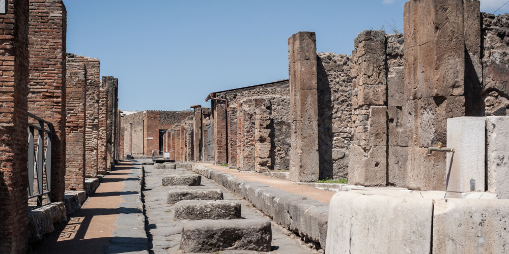 Pompeji bija Senās Romas pilsēta, kas atrodas netālu no mūsdienu Neapoles, Kampānijas reģionā. Tā, tāpat kā Herkulāna, tika iznīcināta Vezuva izvirduma laikā 79.gada 24. augustā. Izvirduma laikā pilsētu pārklāja bieza pelnu kārta, tāpēc pilsēta saglabājusies praktiski neskarta. Pompeji iekļauti UNESCO Pasaules mantojuma sarakstā.