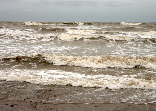 На терминале в Литве произошла утечка, нефтяное пятно движется в сторону Латвии