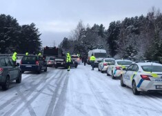 Gan sociālajos tīklos, gan uz vietas netrūka tādu akcijas atbalstītāju, kuri policistus nozākāja par "muļķiem", "musoriem" un pat "zaļajiem cilvēciņiem".