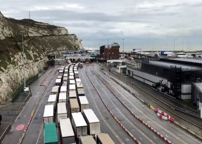 Daudzi kravas mašīnu šoferi joprojām stāv sastrēgumā pie Lamanša tuneļa