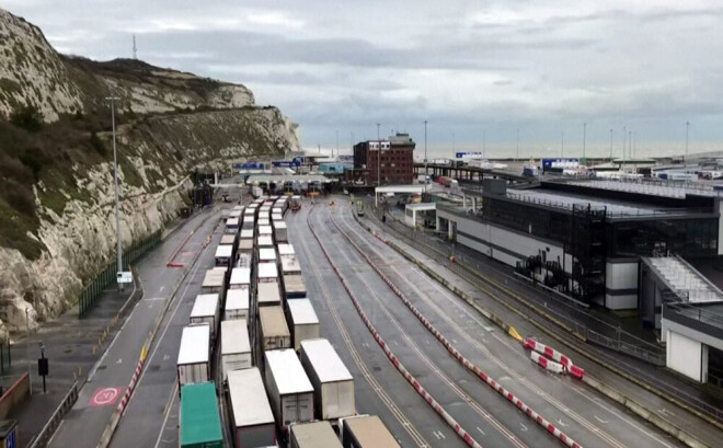 Uz autostrādes M20 pie Lamanša tuneļa vēl arvien stāv aptuveni 180 kravas mašīnas.