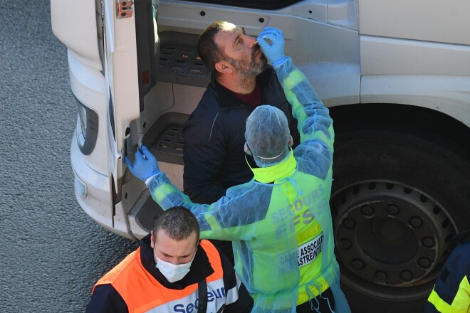 Kravas auto šoferiem tiek veikti Covid-19 testi