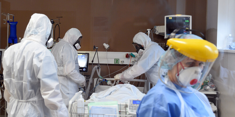 Liepājas reģionālajā slimnīcā pirmdien mirusi gados jauna Covid-19 paciente