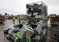  "Eco Baltia vide" šķirošanas cehs Rumbulā, Stopiņu novadā, ik mēnesi izfiltrē aptuveni 200 līdz 250 tonnu dažādas elektrotehnikas.