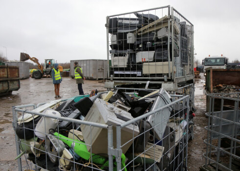  "Eco Baltia vide" šķirošanas cehs Rumbulā, Stopiņu novadā, ik mēnesi izfiltrē aptuveni 200 līdz 250 tonnu dažādas elektrotehnikas.