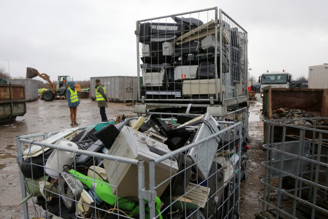  "Eco Baltia vide" šķirošanas cehs Rumbulā, Stopiņu novadā, ik mēnesi izfiltrē aptuveni 200 līdz 250 tonnu dažādas elektrotehnikas.