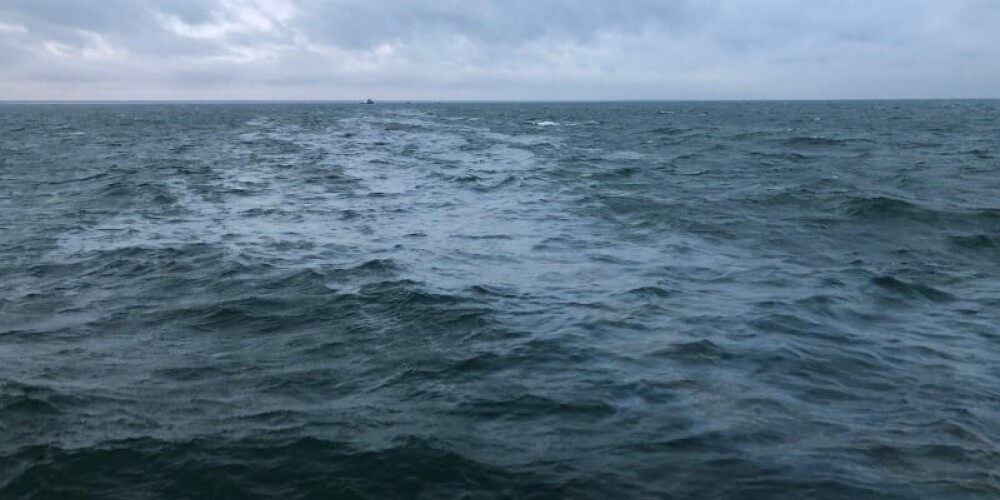 Jūras spēki mēģinās vākt Baltijas jūrā noplūdušo naftu