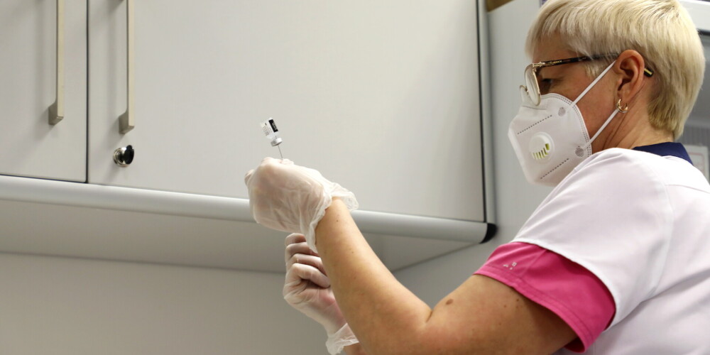 Pirmajā dienā pret Covid-19 vakcinēti vairāk nekā 500 mediķi