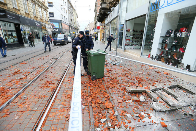 Policisti Zagrebā pēc zemestrīces izraisītiem postījumiem norobežo apkārtni.