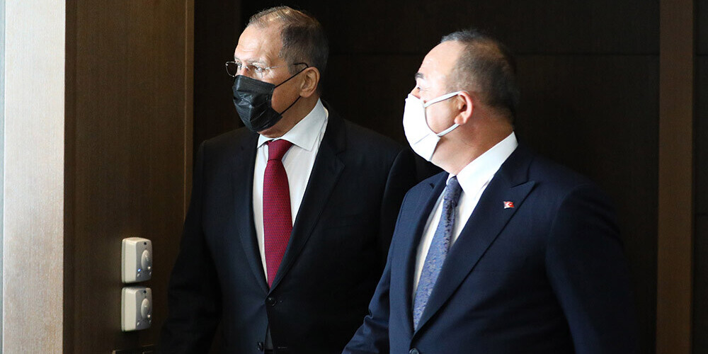 Lavrovs paziņo, ka ASV sankcijas neatturēs Krievijas un Turcijas militāro sadarbību
