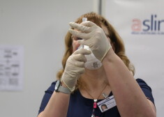 Zāļu valsts aģentūrā atklāj, kā pagājusi pirmā vakcinācijas pret Covid-19 diena