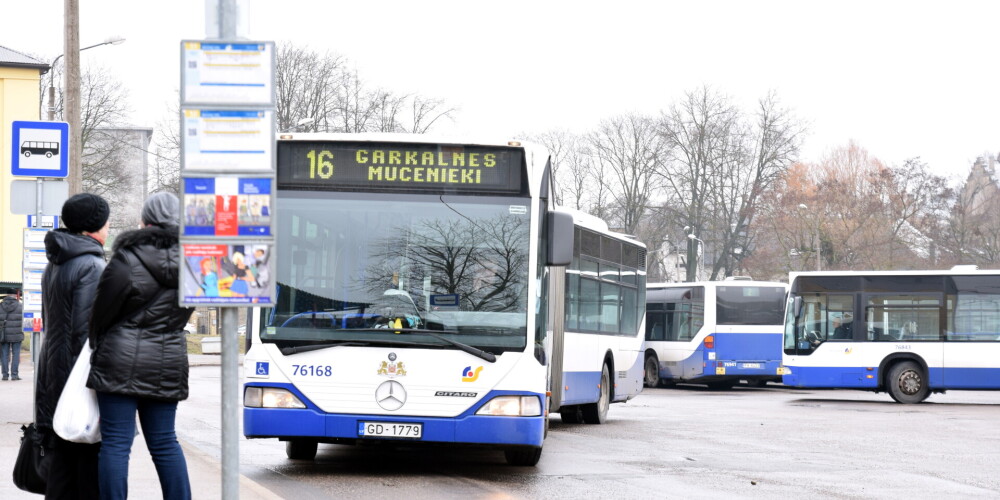 Nav skaidrs, vai komandantstundas laikā Rīgā ierobežos sabiedriskā transporta kustību