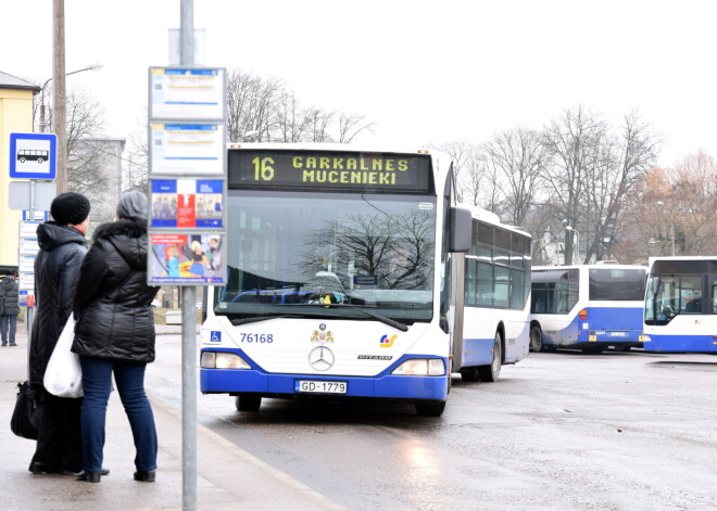 Nav skaidrs, vai komandantstundas laikā Rīgā ierobežos sabiedriskā transporta kustību