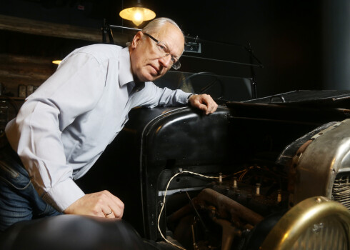 Linards Zandovskis savām rokām atjauno senās automašīnas, ko izmanto pat filmās