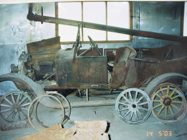 "Ford T" pirms restaurācijas. “Kad sieva ieraudzīja to dzelžu kaudzi, tad nosprieda, ka es beidzot esmu savācis lūžņus, kas mētājās aiz šķūnīša. Automašīnu tajos aprūsējušajos dzelžos sazīmēt ir ļoti grūti,” smej Zandovskis