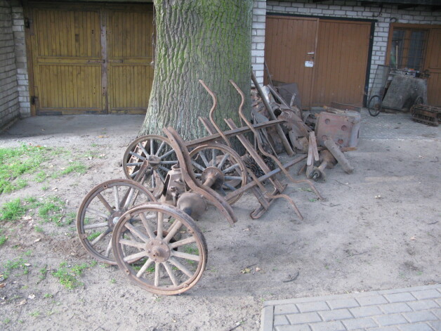 "Ford T" pirms restaurācijas. “Kad sieva ieraudzīja to dzelžu kaudzi, tad nosprieda, ka es beidzot esmu savācis lūžņus, kas mētājās aiz šķūnīša. Automašīnu tajos aprūsējušajos dzelžos sazīmēt ir ļoti grūti,” smej Zandovskis