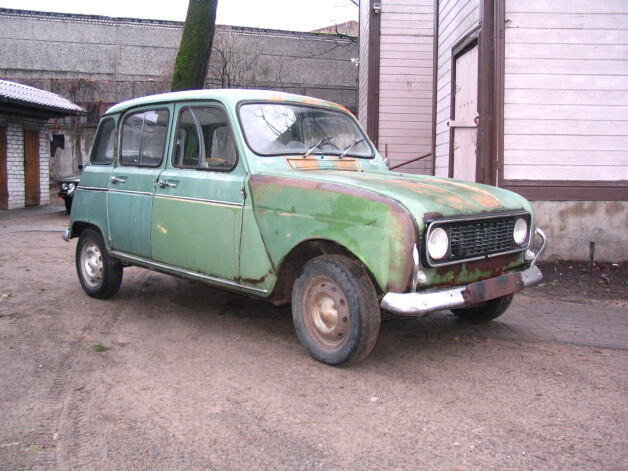 "Renault 4" pirms restaurācijas.