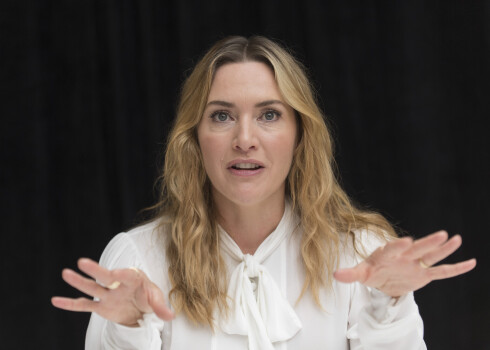 “Es biju apaļīga, ar lielu pēdas izmēru, nepareiziem apaviem un neglītiem matiem – bērnībā par savu vizuālo izskatu nekad neko pozitīvu neesmu dzirdējusi,” atzinusies aktrise Keita Vinsleta, kas šīs kļūdas labo, pati esot mamma un cenšoties meitām iemācīt sevi mīlēt.