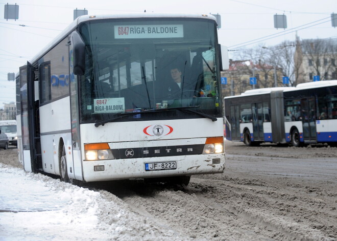 Komandantstundas laikā slēgs vairākus Pierīgas autobusu reisus