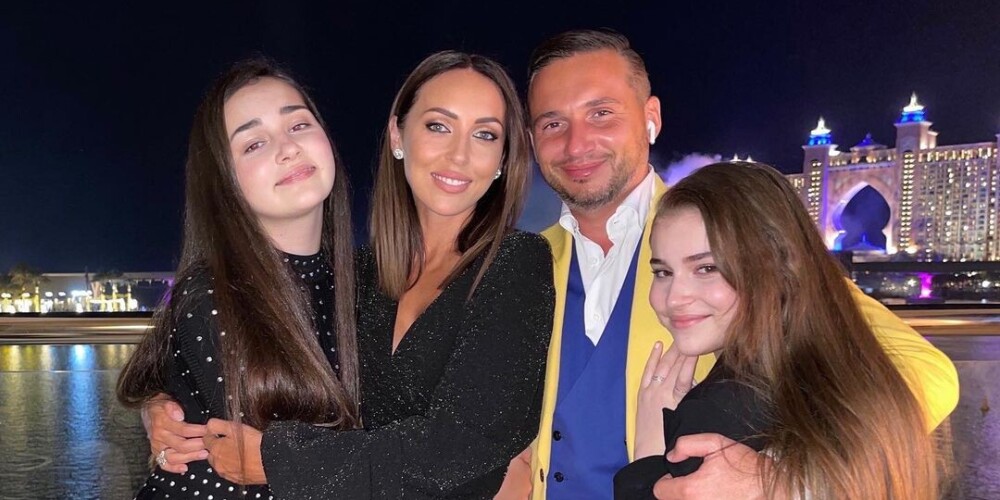 Редкое семейное фото: Алсу с мужем и детьми запечатлелась на фоне новогоднего Дубая