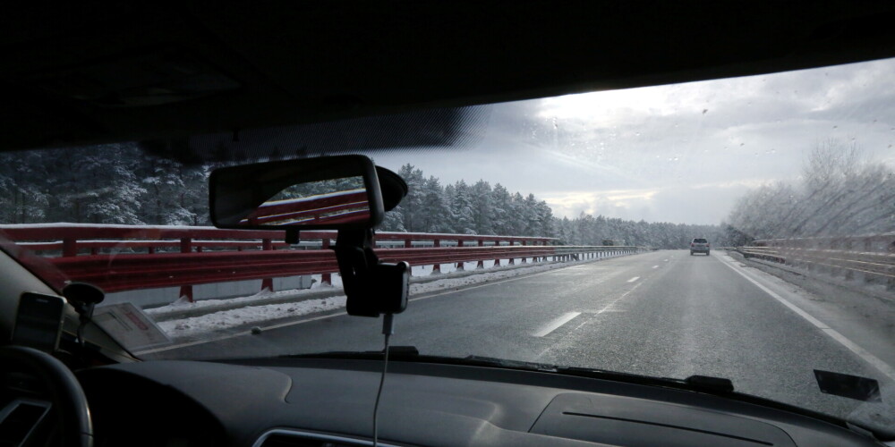 Sniega un apledojuma dēļ daudzviet Latvijā ir apgrūtināta braukšana