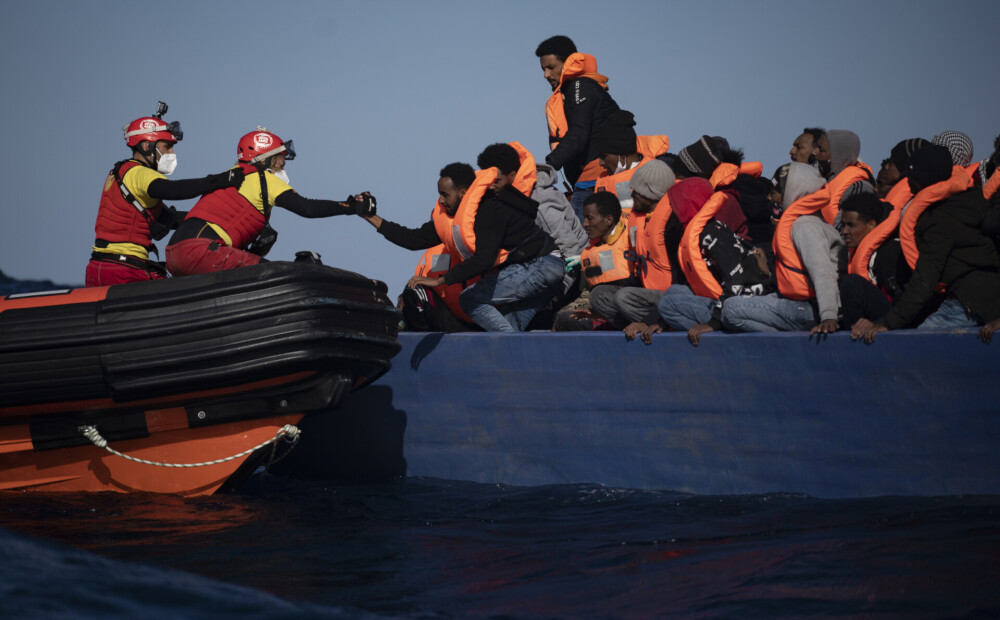 Spānijas aktīvistu kuģis meklē ostu vairāk nekā 250 migrantu izsēdināšanai