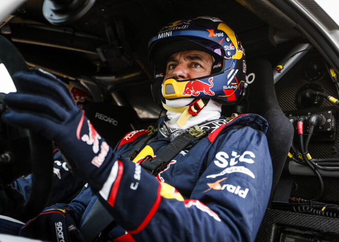 Spānijas autosportists Karloss Sainss ar uzvaru uzsāk rallijreida "Dakara" sacensības