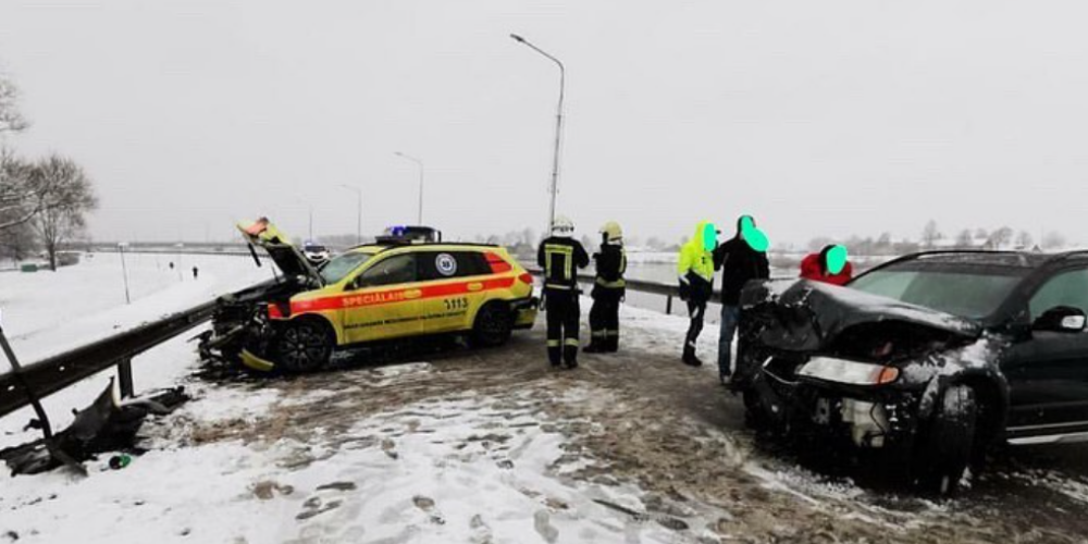 Negadījums ar NMPD brigādes auto Daugavpilī varētu būt noticis apledojušās brauktuves dēļ