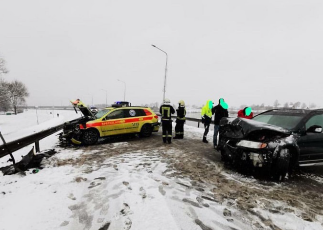 Negadījums ar NMPD brigādes auto Daugavpilī varētu būt noticis apledojušās brauktuves dēļ