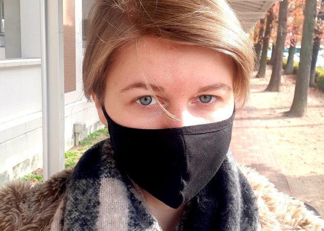 Ārste no Latvijas Anastasija Oprisņaka, kura stažējas Hirosimas universitātē par Covis-19 pandēmijas izraisītiem ierobežojumiem Japānā teic: “Mums, Latvijā, daudz kas ir labāk”.