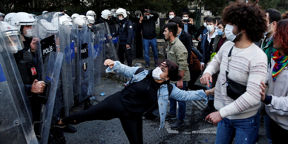 Pēc studentu protestiem policija Stambulā aizturējusi 17 cilvēkus