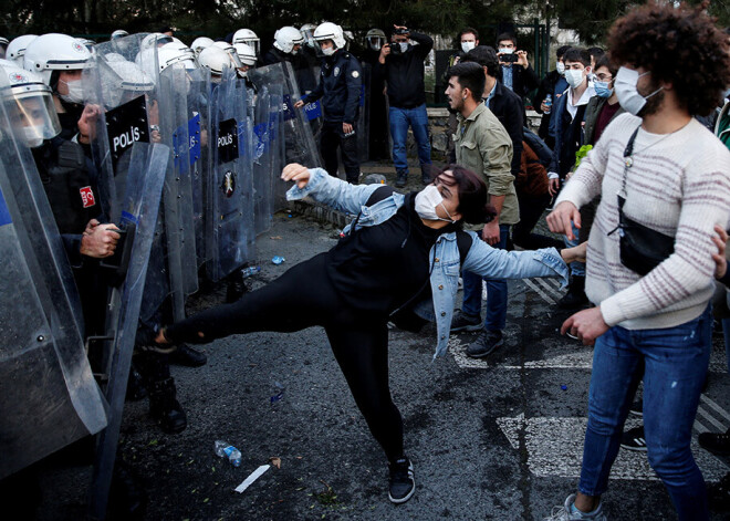 Pēc studentu protestiem policija Stambulā aizturējusi 17 cilvēkus