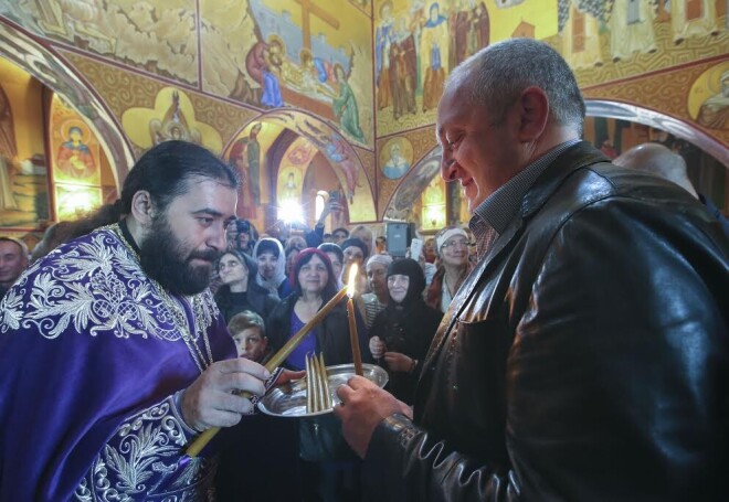 Gruzijas kādreizējais prezidents Giorgiju Margvelašvili un Kandas klostera priekšnieks – tēvs Serafims.