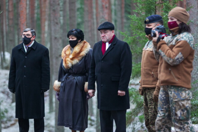 Ziedus 5. janvārī Ložmetējkalnā nolika arī (no kreisās) Jelgavas novada domes izpilddirektora vietnieks Valdis Buividaitis, izpilddirektore Līga Lonerte un novada domes priekšsēdētājs Ziedonis Caune kopā ar Zemessardzes pārstāvjiem.