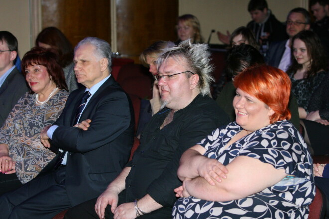 2012. gadā ar radiokolēģi Gvido Lingu. Mistiski, bet Gvido šo pasauli atstāja 20. decembrī 51 gada vecumā, Ivonna – 28. decembrī 41 gada vecumā.