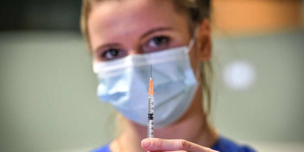 Лишь треть жителей Латвии согласилась бы сделать прививку от Covid-19