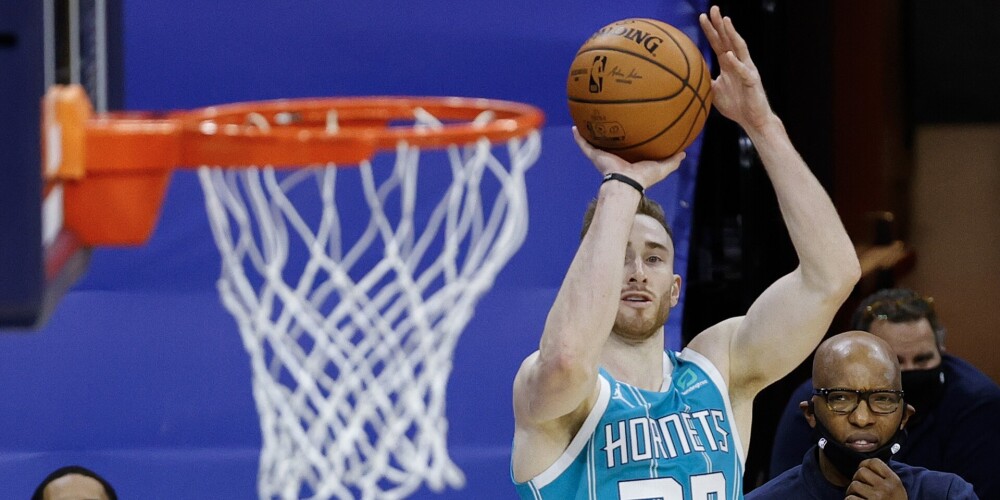 Šarlotas "Hornets" (angļu: Charlotte Hornets) ir profesionāls ASV basketbola klubs, kas ir bāzēts Šarlotā, Ziemeļkarolīnas štatā, ASV. Klubs spēlē Nacionālās basketbola asociācijas Austrumu konferences Dienvidaustrumu divīzijā. Tas tika dibināts 2004. gadā un kopš dibināšanas brīža spēlē NBA. Pastāvēšanas vēsturē "Hornets" nav izcīnījusi nevienu NBA čempionu titulu. Mājas spēles komanda aizvada Spectrum Center arēnā. Šarlotas "Hornets" (pašreizējais Ņūorleānas "Pelicans") pārceļoties uz Ņūorleānu 2002.—2003. gada sezonā, pilsētas vadība un NBA pārstāvji vienojās pilsētā izveidot jaunu NBA komandu, kas piedalītos turnīrā, sākot ar 2004.—2005. gada sezonu. Pieteicās vairāki potenciālie īpašnieki, tai skaitā grupa, ko vadīja Bostonas "Celtics" savulaik slavenais basketbolists Larijs Bērds. Galu galā šajā cīņā uzvarēja miljardieris Roberts Džonsons, kas tādējādi kļuva par vienu no retajiem melnādainajiem ASV sporta komandu īpašniekiem. Komanda spēlē NBA Austrumu konferences Dienvidaustrumu divīzijā kopā ar Maiami "Heat", Orlando "Magic", Atlantas "Hawks" un Vašingtonas "Wizards". "Bobcats" paplašināšanās drafts notika otrdien, 2004. gada 22. jūnijā, kurā komandu papildināja gan pieredzējuši spēlētāji, kā Predrags Drobņaks, gan jauni spēlētāji, piemēram, Terons Smits. Komanda arī veica darījumu ar Losandželosas "Clippers", lai iegūtu otrās izvēles tiesības 2004. gada NBA draftā, kur izvēlējās Emeku Okaforu, 2005. gada NBA gada debitantu. Savu pirmo spēli 2004. gada 4. novembrī, kurā "Bobcats" tikās ar Vašingtonas "Wizards", komanda zaudēja ar 103:96. Pirmo uzvaru pastāvēšanas vēsturē komanda izcīnīja pār Orlando "Magic" ar 111:100 tā paša gada 6. novembrī. 23. novembrī ar 91:89 uzvarot Detroitas "Pistons", "Bobcats" kļuva par pirmo jaunpienācēju kopš 1971. gada, kas savā debijas sezonā uzvarējusi tābrīža NBA čempionvienību. 2014. gadā komanda tika pārsaukta par Šarlotas "Hornets".