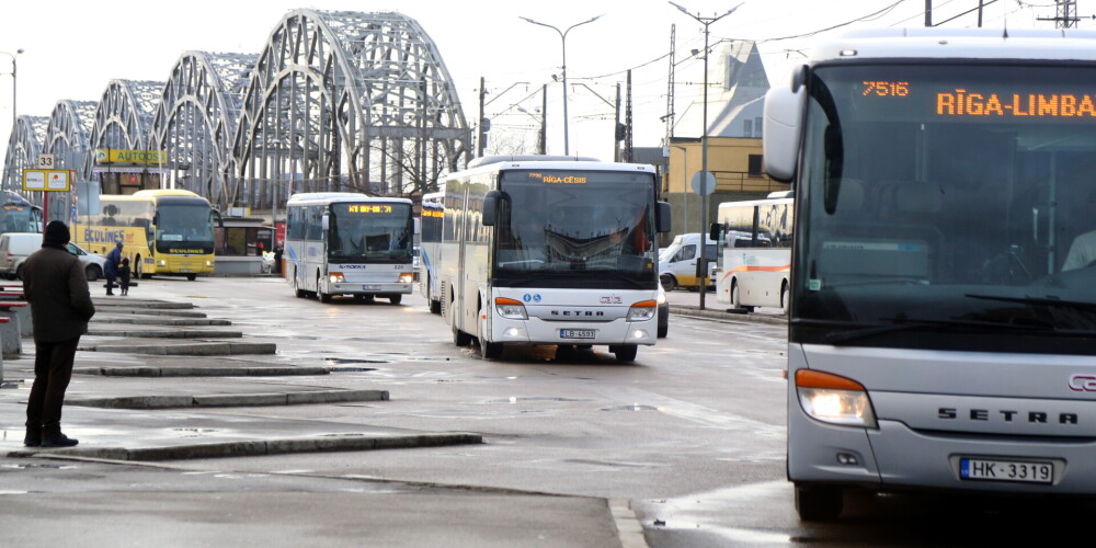 Komandantstundas dēļ nedēļas nogalē atceļ vairāk nekā 30 reģionālo autobusu reisus