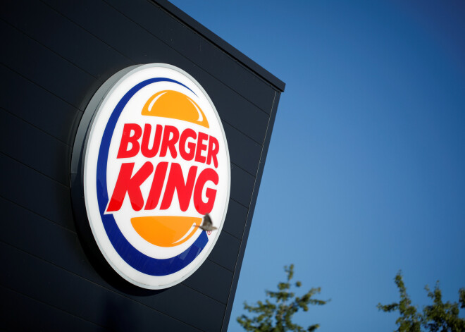 Restorāns "Burger King" maina 22 gadus seno logo