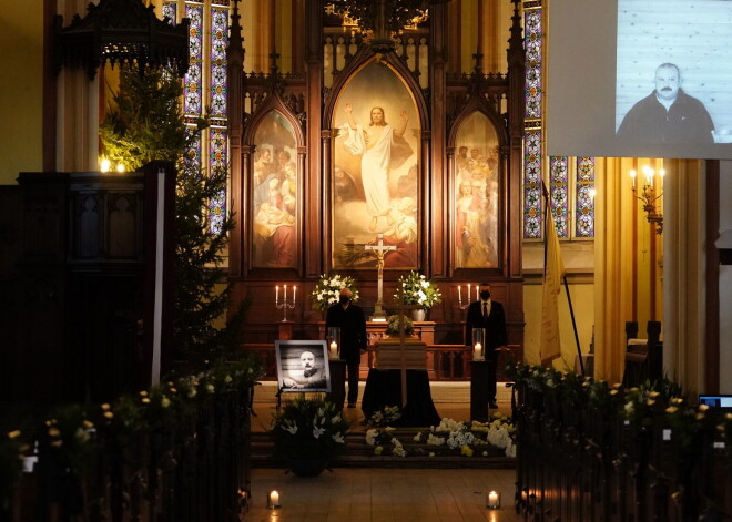 FOTO: tuvinieki un kolēģi atvadās no ārsta Paula Aldiņa, kura dzīvību paņēma Covid-19