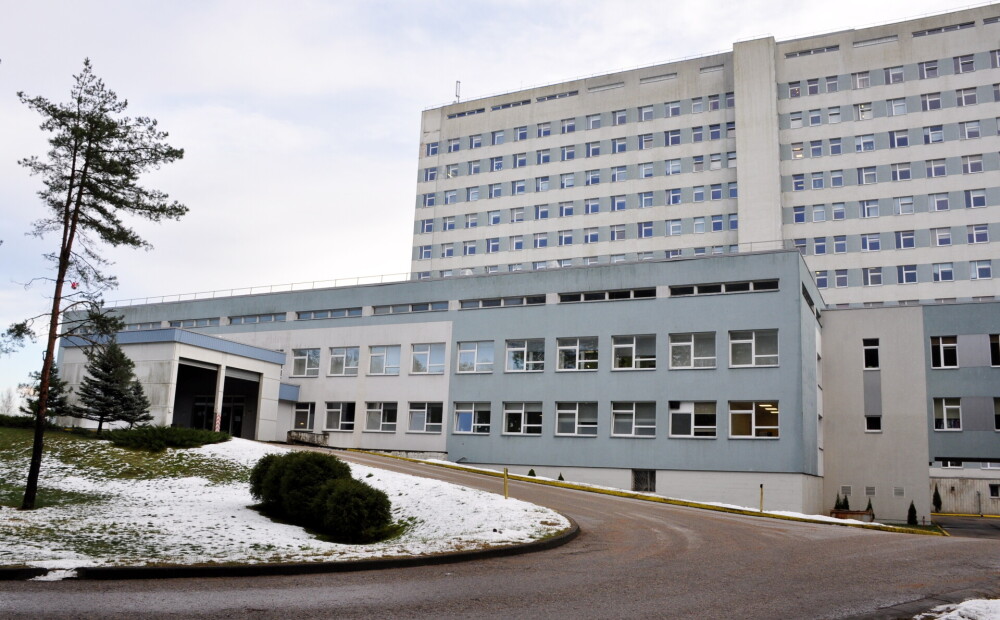 Pie Daugavpils slimnīcas uzstāda moduļu ēkas, lai būtu papildu gultas Covid-19 pacientiem