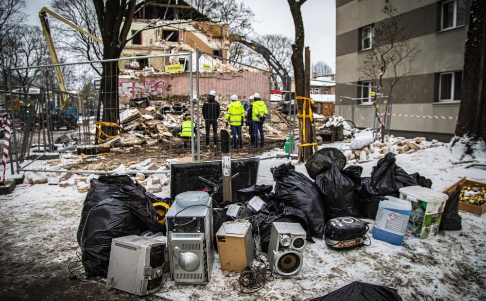 FOTO: Melnsila ielā sakopj sprādzienā cietušo ēku un iznes iedzīvotāju mantas