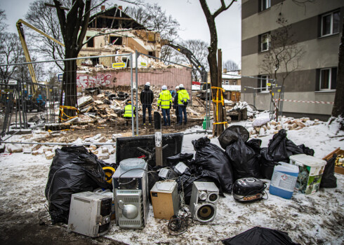 FOTO: Melnsila ielā sakopj sprādzienā cietušo ēku un iznes iedzīvotāju mantas