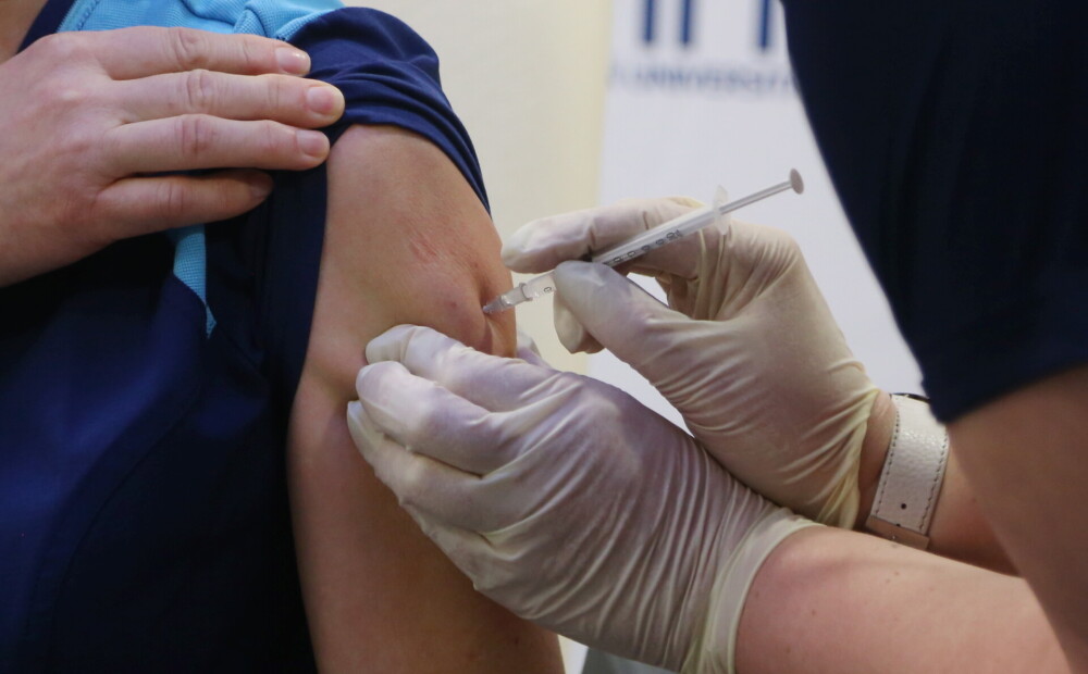 Neticība, dezinformācija: kāpēc mediķi atturas no vakcinēšanās pret Covid-19?