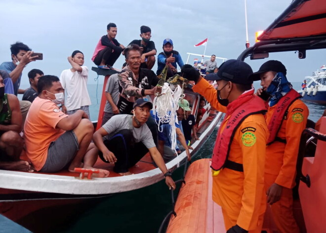 Nirēji atraduši ķermeņa daļas, atlūzas un apģērbu ūdeņos, kur, domājams, nogrimusi Indonēzijā sestdien avarējusī lidsabiedrības "Sriwijaya Air" lidmašīna "Boeing 737-500" ar 62 cilvēkiem. Armijas kuģis uztvēris signālus no avarējušās lidmašīnas un nirēji atraduši atlūzas aptuveni 23 metru dziļumā, svētdien paziņojusi Indonēzijas Transporta ministrija.