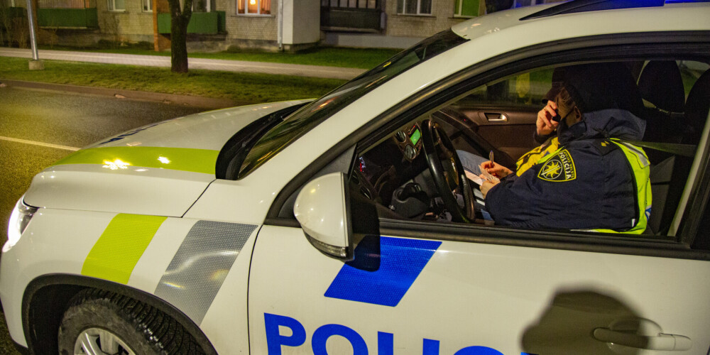 Komandantstundas laikā Bauskā aizturēts vīrietis par policijas automašīnas un formastērpa bojāšanu