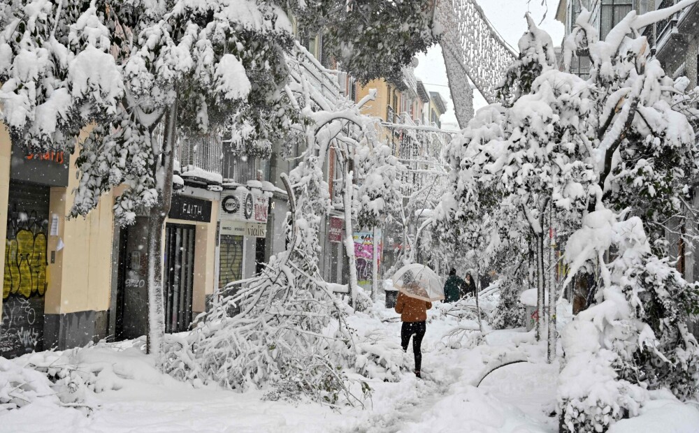 FOTO: sniega vētra pārvērtusi Spāniju līdz nepazīšanai, uzburot vēsturiskus skatus