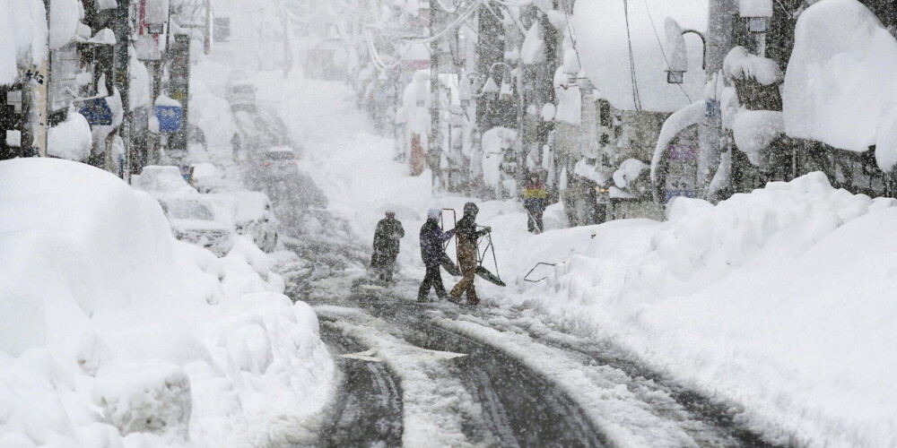 Japānu plosa spēcīga ziemas vētra; viens cilvēks miris, netiekot ārā no ieputinātas automašīnas