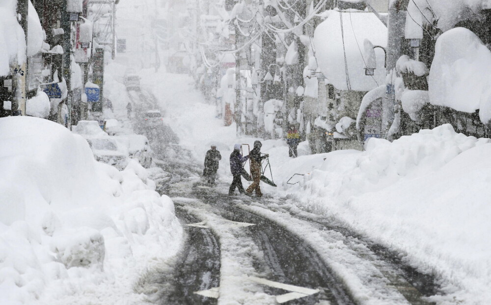 Japānu plosa spēcīga ziemas vētra; viens cilvēks miris, netiekot ārā no ieputinātas automašīnas