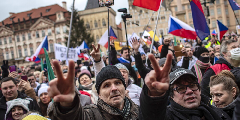 Protestos pret karantīnas režīmu Čehijā piedalās arī bijušais prezidents